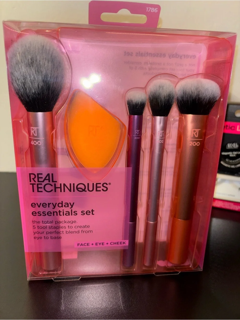 Real Techniques Everyday Essentials Set - Pink Handles with Orange Sponge